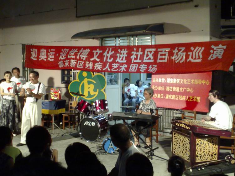 聋哑人在变魔术