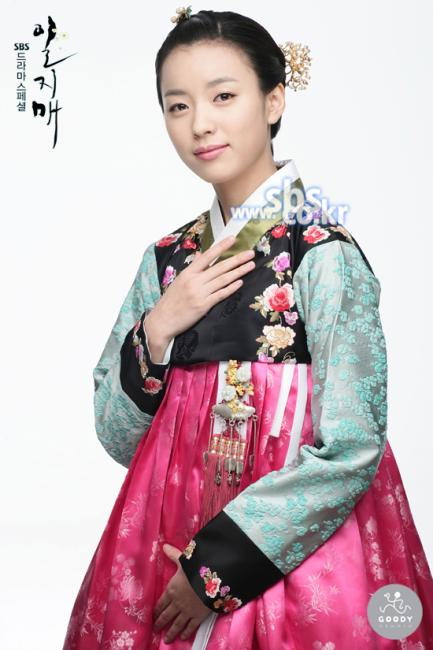 韩孝珠 饰 恩彩  卞植的女儿.jpg