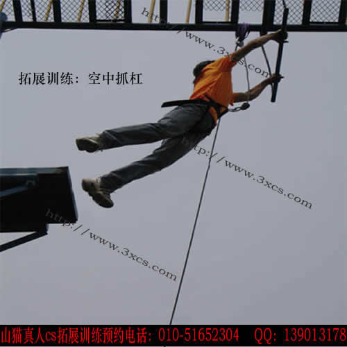 主要训练科目有：高空断桥、天梯、空中抓杠、荆棘排雷、背摔台、盲阵、罐头鞋、逃生墙、盲人岛、沼泽逃 ...