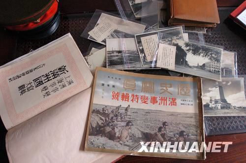 这是王锦思所收藏的部分历史照片和画册（9月17日摄）。