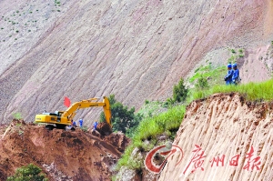 在挖出11具遗体之后，救援莫名其妙地停止了。新华社发