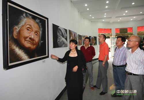 陆柳（左一）向观众介绍画展.jpg
