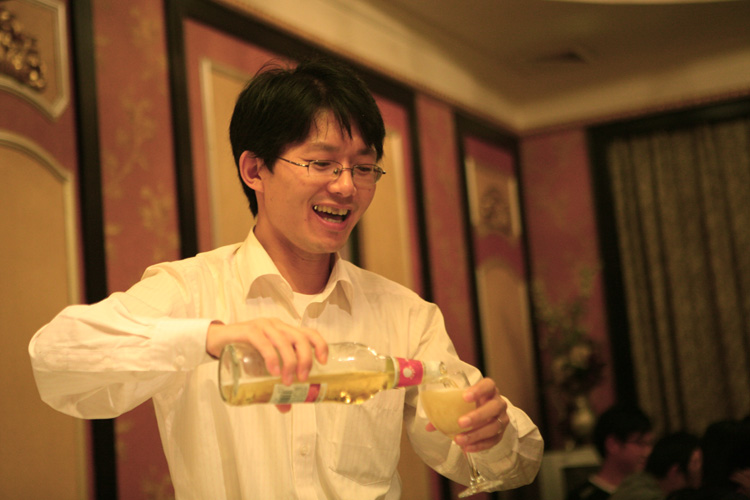 美女敬酒翁律师自觉的很