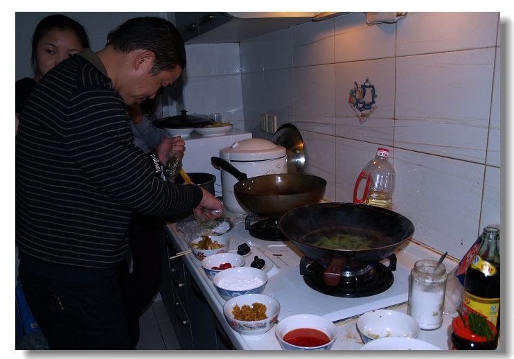 先是烧半锅开水，把切好的莴笋放进去