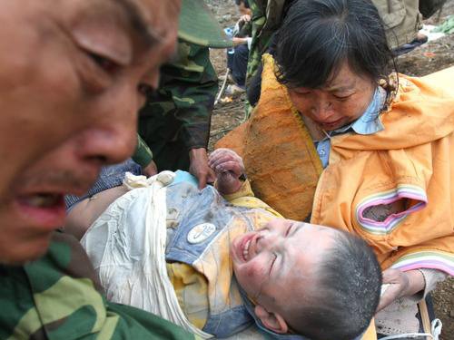 劫后余生的悲痛，无论大人，还是孩子……