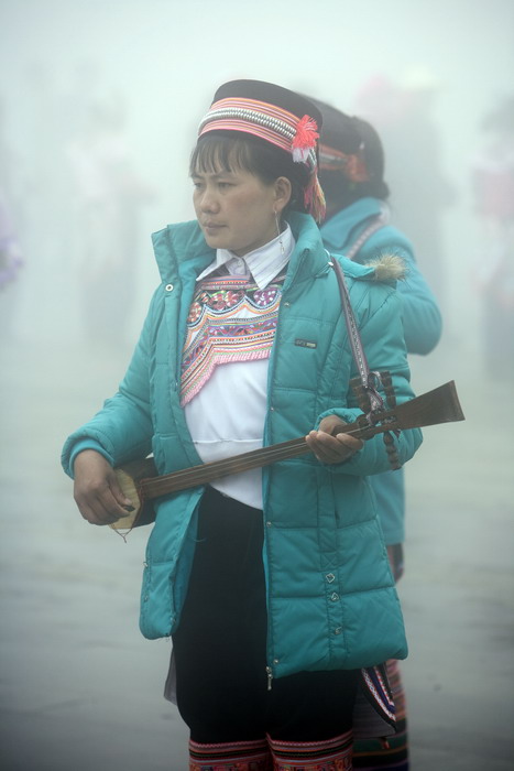 云层中欢歌跳舞的多民族妇女1.jpg