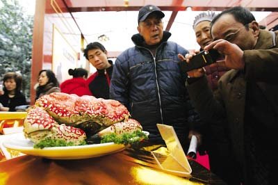“盘踞”在盘子里的皇帝蟹
