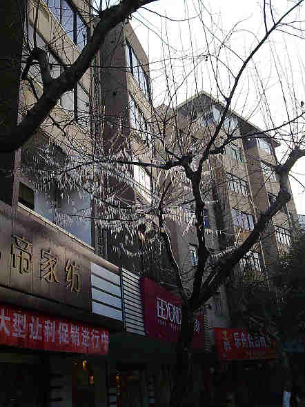 建设路凯地家纺的顶楼太阳能热水器水管冻裂了