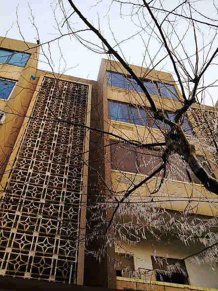 建设路凯地家纺的顶楼太阳能热水器水管冻裂了