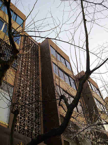 建设路凯地家纺的顶楼太阳能热水器水管冻裂了