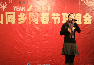美女在看什么？天上有没有在掉馅饼！