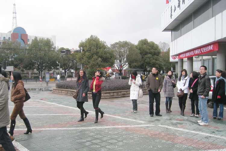 三部车子同时到