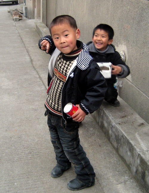 玩砂泥的小孩......