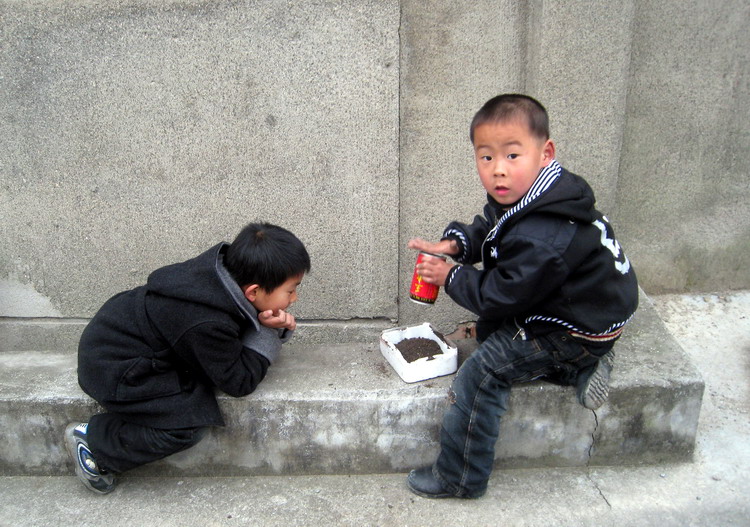 玩砂泥的小孩(开始时,我偷拍)