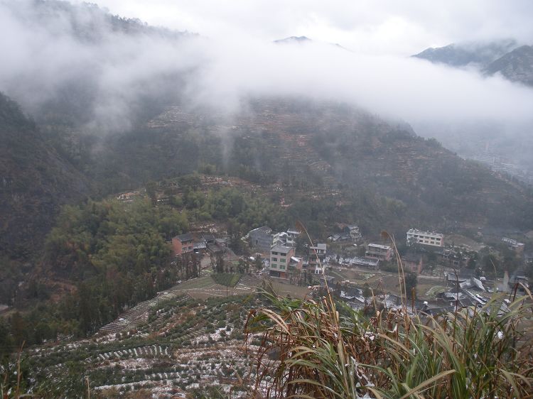 山沟沟里的小村~.jpg