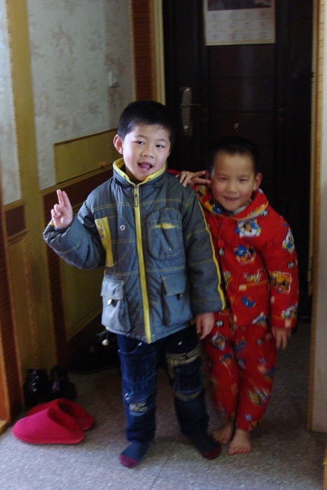 赤脚的小孩