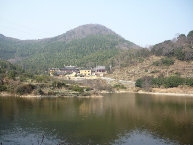 2.8日下午2.00我独自一人从县府门口出发去爬山.....