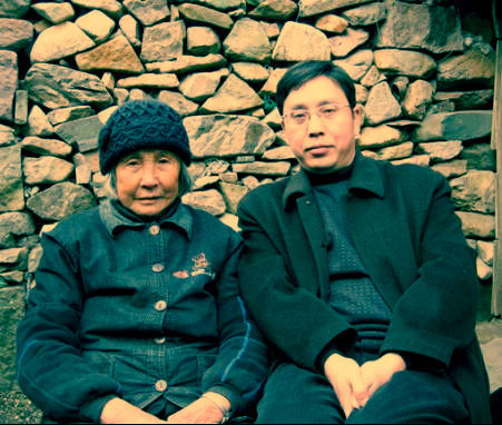 与母亲在老家老屋的墙脚留影2008.过年.jpg