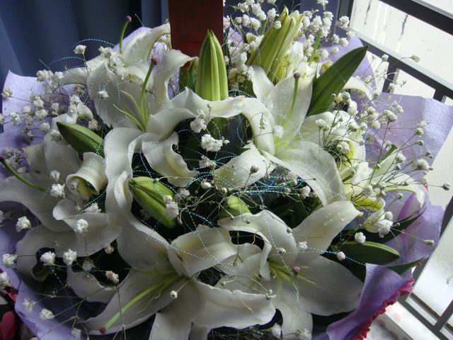 送一束百合花!