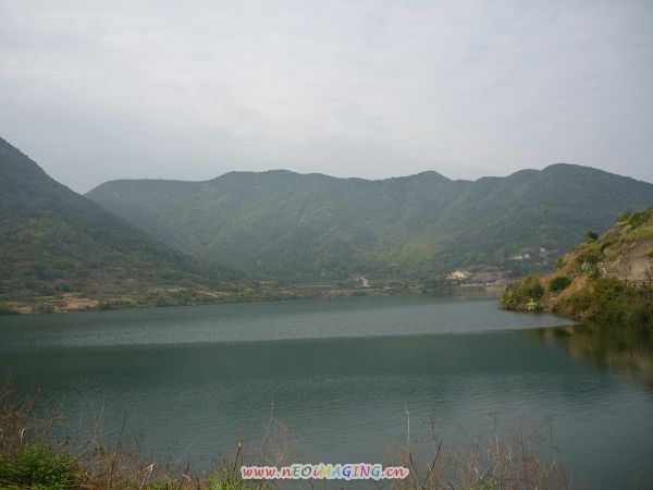山脚的水库