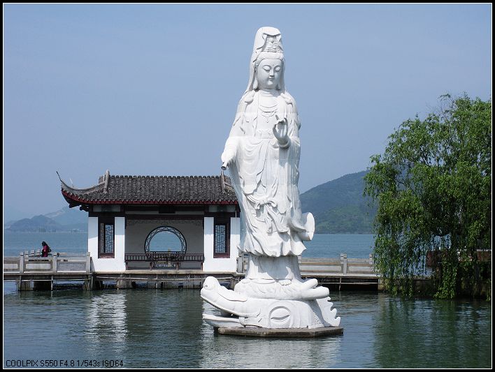 观音婷立水中~~