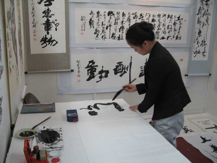 美女画家在作秀