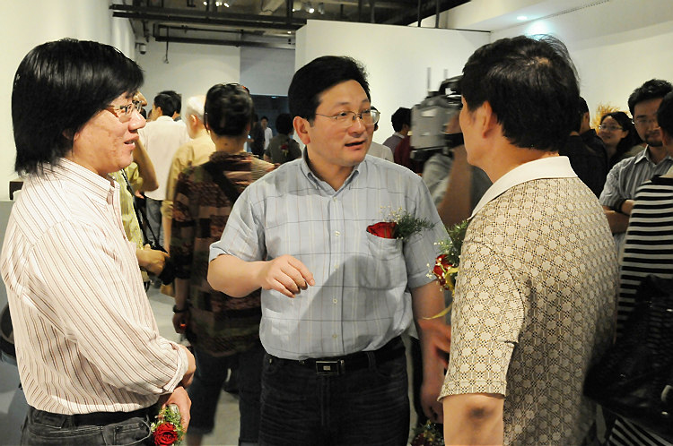 陈主席在给客人讲解
