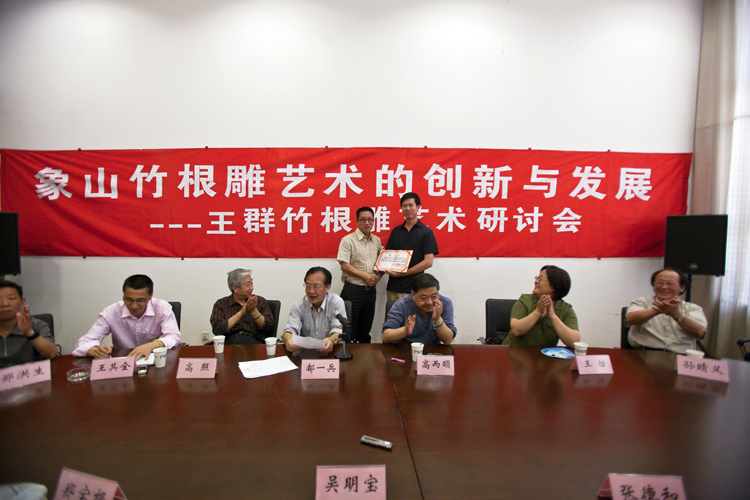 吴益部长向王群颁发创新奖.jpg
