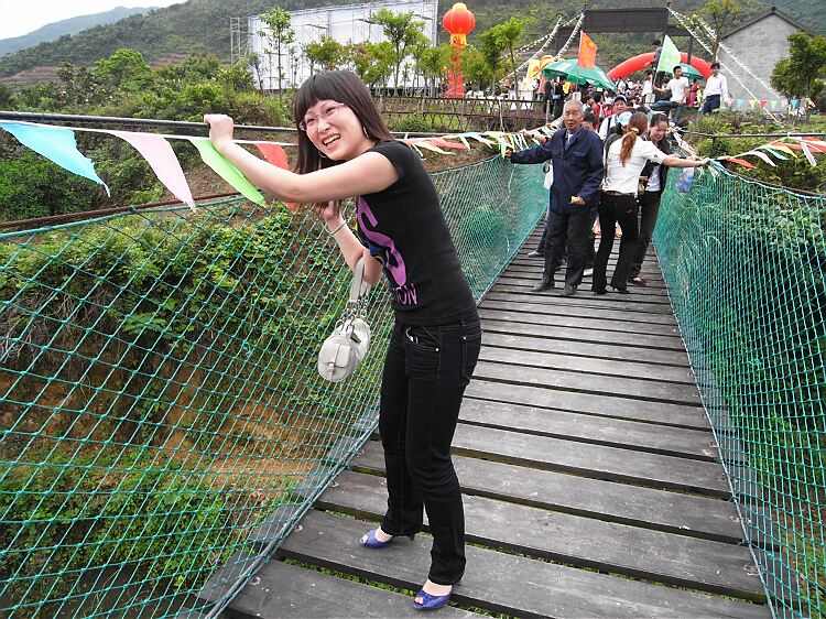 美女过桥