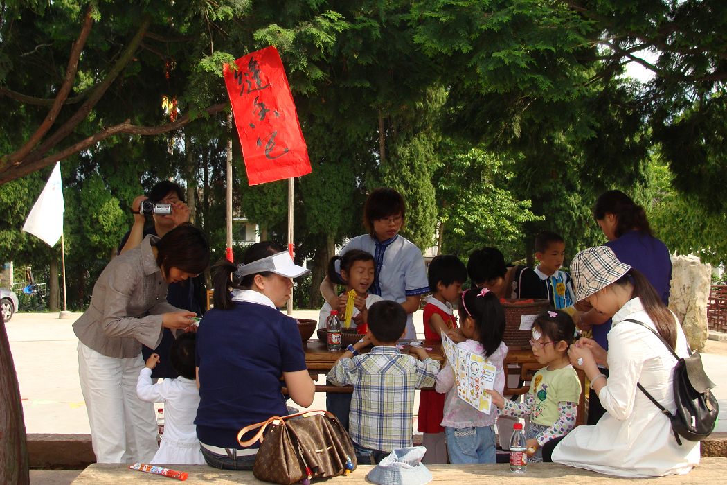 将祝福缝进香包。
