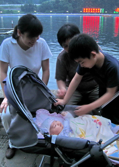亲亲热热一家人