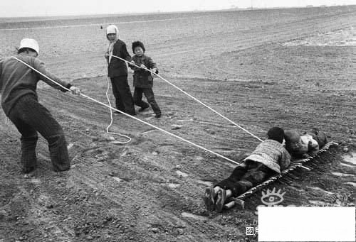帮助大人平整土地的孩子们