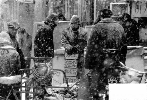无业人员冒着大雪在零工市场等待雇主