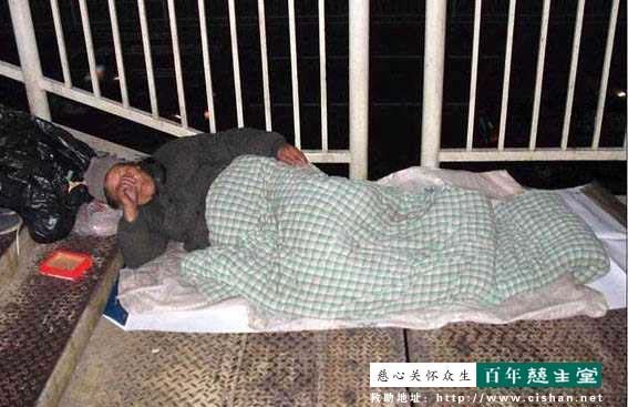 除夕之夜，睡在深圳街头的老人