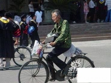 电子科大捡破烂的老教授每天都在学校里穿行拾垃圾桶里的破烂，他把每个月工资全捐给了希望工程，自己捡破烂