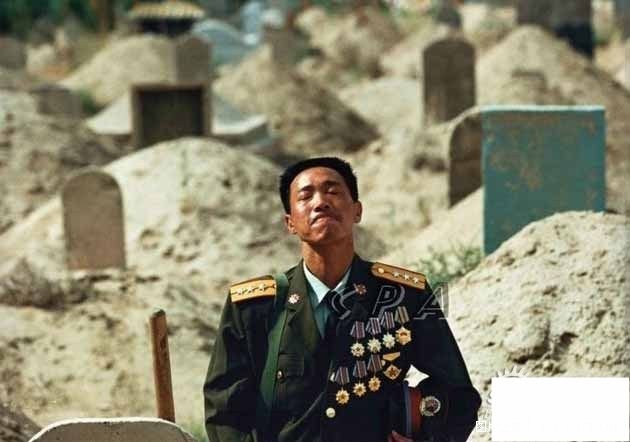 是一位西藏运输兵军功章代表着他为祖国立下的汗马功劳可他连自己的妻子难产死亡都没来的及看上一眼下跪在妻
