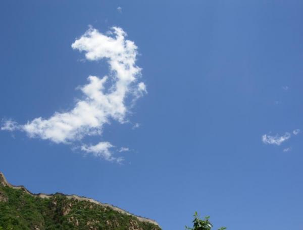 两个2，一个阿拉伯数字，一个躲在右下角倒写的汉字“二”