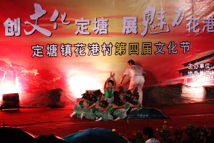 大雨中准备舞蹈的孩子们.jpg