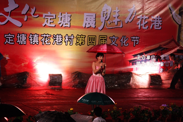 大雨中敬业的主持人.jpg