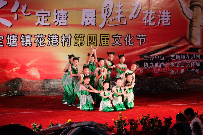 雨停了，孩子们的节目得以如期演出.jpg