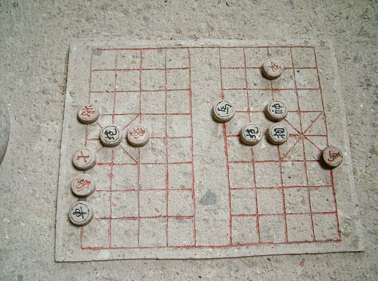 这棋子和棋盘是连在一起的、怪不得、永远不会少个棋子