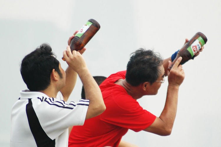 7月22日，浙江杭州，两名市民在宝石山顶用啤酒瓶底观看日食。ic传媒 (图1).jpg