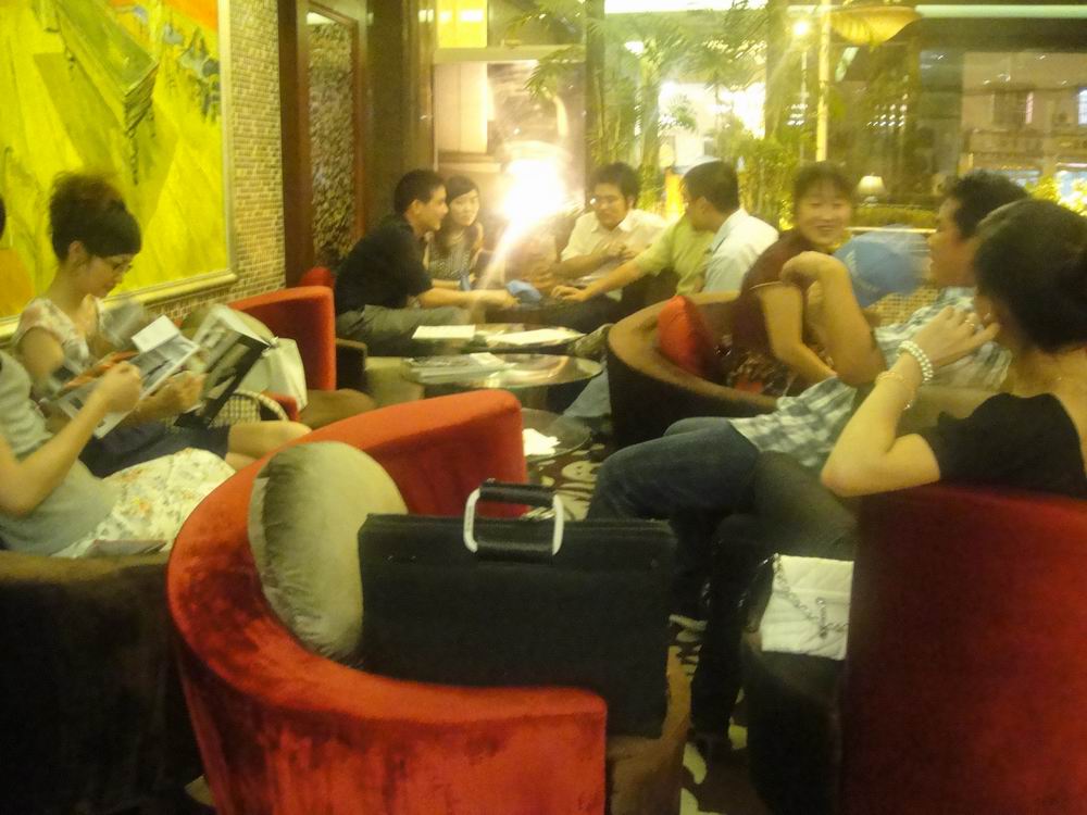 FB后在一楼的咖啡厅喝茶.jpg