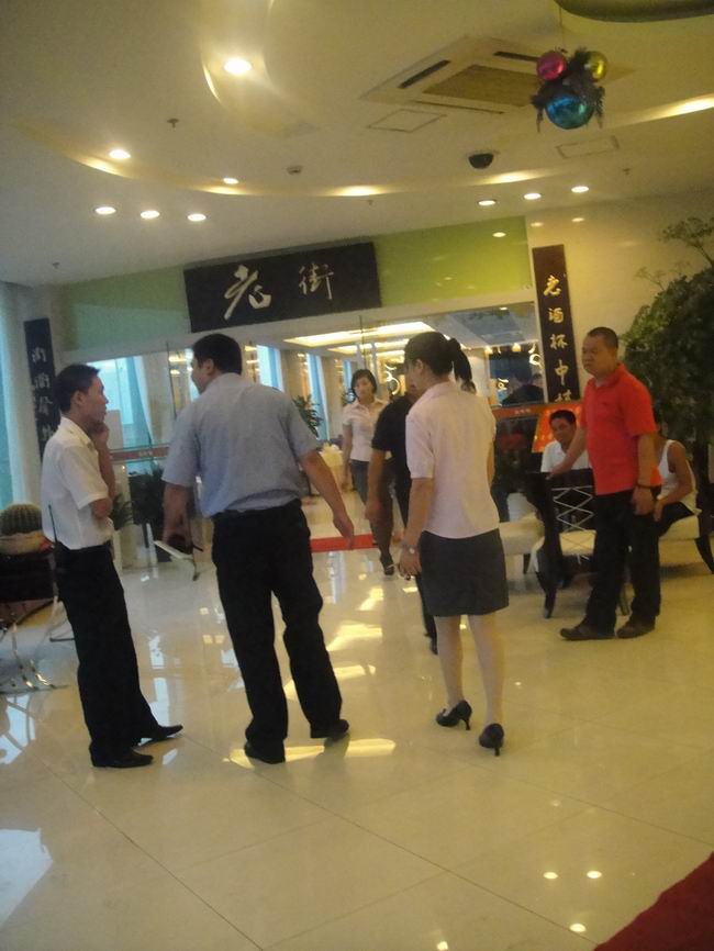 JC叔叔向餐厅走去