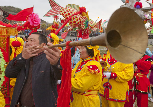 老渔民组成的民间乐队在当地的节庆活动中一展身手。