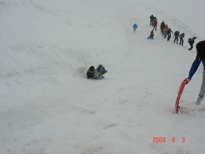 哈哈， 简易版滑雪...看到打我身边过的那队人了吗, 徒步的, 好崇拜