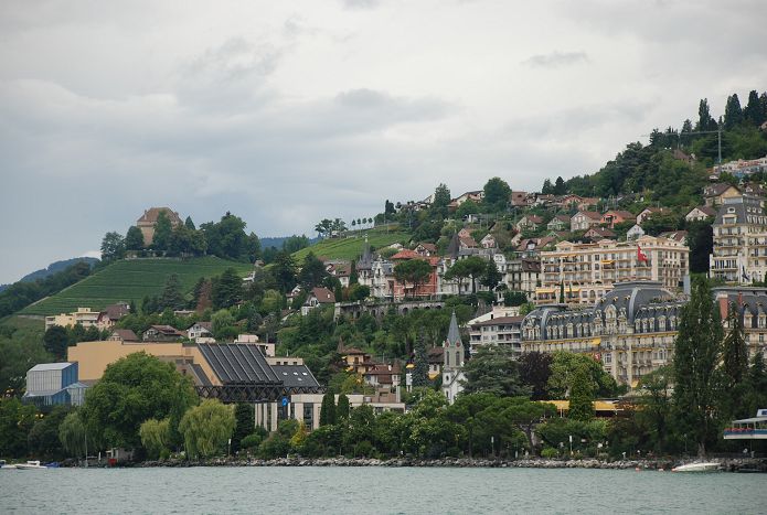 途经小镇Vevey, 卓别林晚年隐居地