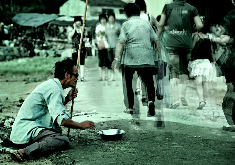路上行人匆匆过.jpg