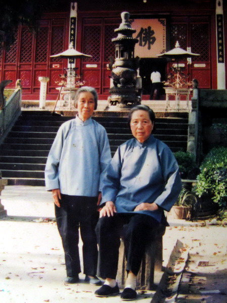 慈母（左）与一缕阳光奶奶合影