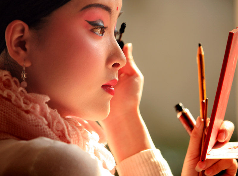 新昌调腔剧团演员唐丽娜正在上妆，准备演出。（梁柏林摄）.jpg